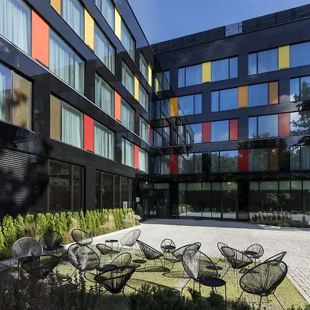 - Hotel, Conference & Szálloda 4*
