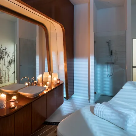 - Hotel, Conference & Szálloda 4*