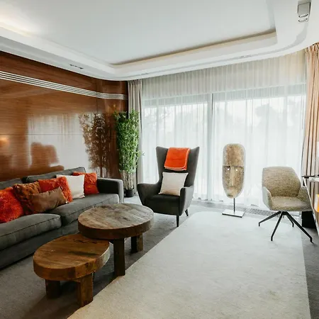 - Hotel, Conference & Szálloda 4*